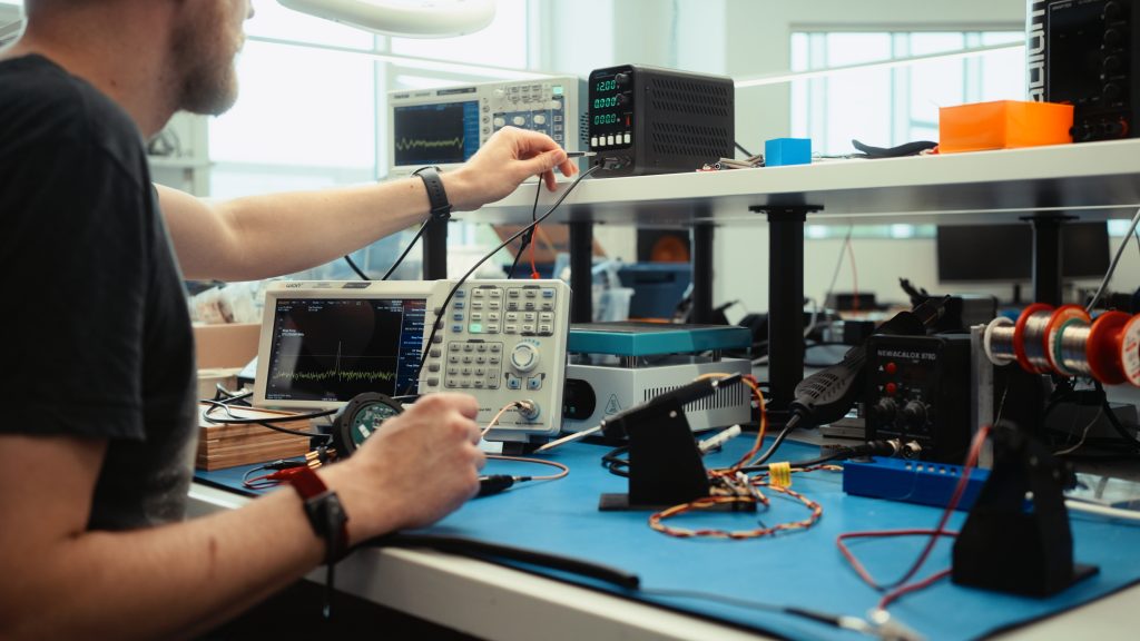 Elektronikudvikling ved arbejdsbordet